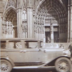 Mercedes 260d vor dem Kölner-Dom-Portal (Juni 1934)